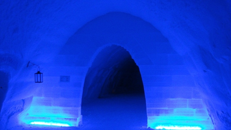 Dampfende Teller im Eistunnel